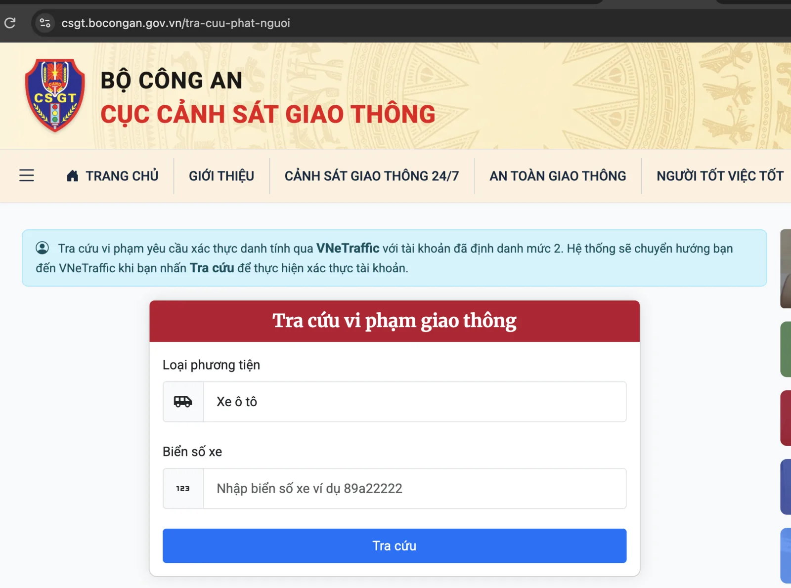 Giao diện tra cứu phạt nguội trên website Cục CSGT (csgt.bocongan.gov.vn): thông báo yêu cầu xác thực qua VNeTraffic với tài khoản định danh mức 2, ô chọn loại phương tiện, ô nhập biển số xe và nút Tra cứu